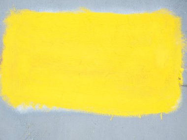 Sarı ve gri renkli arka plan. Grafik tasarımı için Grunge beton duvar. Boya çatlağını soy. Yüzeyde akıntılar ve kusurlar vardı. 2021 Yılının Renkleri Aydınlatma ve Nihai Gri.