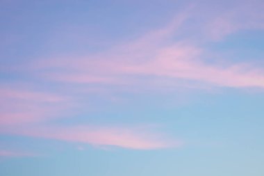 Yumuşak, tüylü ve renkli bulut oluşumu. Soyut pembe ve mavi gökyüzü. Renkli günbatımı bulutlarının bulanık arkaplan dokusu. Alacakaranlık gökyüzü. Temiz hava, hava konsepti