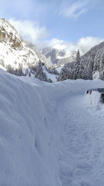 İtalya 'daki karlı dağların kışın güneşli sabahları manzarası