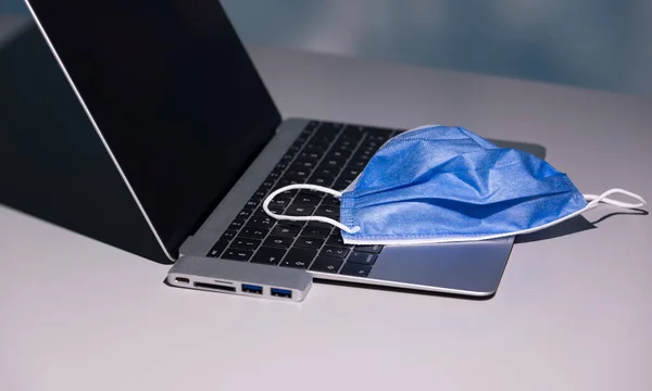 Maska Ochronna Przed Covid Koronawirusem Laptopie Adapterem Usb Usb Biały — Zdjęcie stockowe
