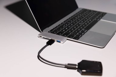 Çevresel aygıta sahip bilgisayar, resim güçlü bir niyetle adaptöre odaklanmış durumda, usb-c ile usb-c 'yi aç A, C, sd kart, mikro sd kart bağlayıcısı