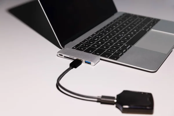 Çevresel aygıta sahip bilgisayar, resim güçlü bir niyetle adaptöre odaklanmış durumda, usb-c ile usb-c 'yi aç A, C, sd kart, mikro sd kart bağlayıcısı