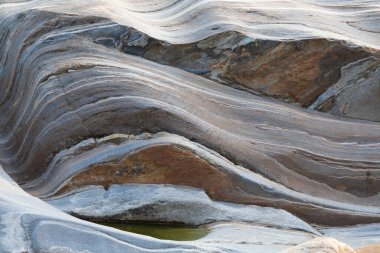 arkaplan ya da fotoğraf kaplaması için doku: verzasca vadisinde yıkanmış kumtaşı, taş yapısı iyi görülebilir çünkü su seviyesi çok düşük