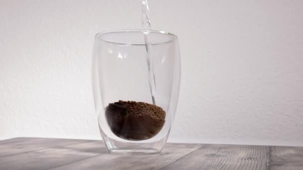 Термо Чашка Гранулированным Кофе Порошок Горячая Вода Наливается Прозрачную Чашку — стоковое видео