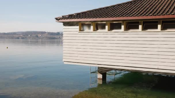 Bruin Boothuis Buiten Uitzicht Parkeerplaats Achtergrond Een Meer Het Huis — Stockvideo