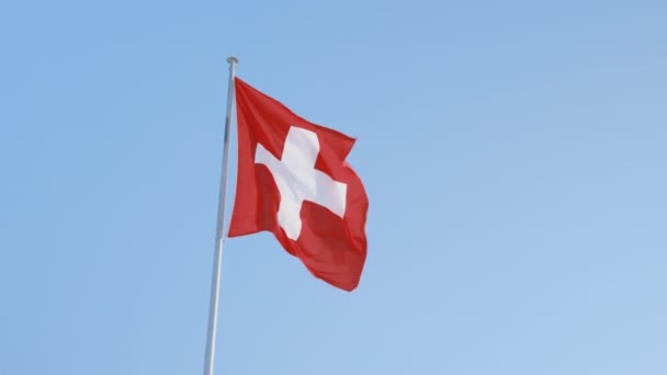 Drapeau Suisse Rouge Blanc Dans Vent Soufflant Devant Ciel Bleu — Video