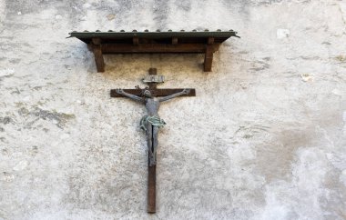 Manastır duvarında ahşaptan yapılmış antik İsa çarmıhına üzerinde 