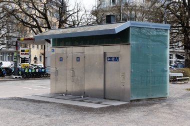 Zürih İsviçre - 10 Mart 2021: Özürlü ve standart tuvaletli umumi metal tuvalet, gündüzleri insanlar olmadan