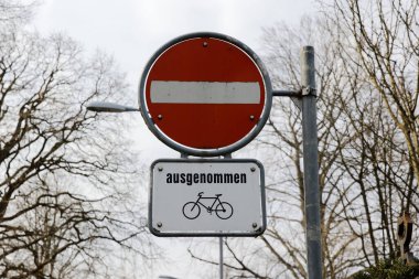 Kırmızı ve beyaz trafik işaretleri, tek yönlü cadde, motorlu araçların geçmesine izin verilmiyor, bisikletler hariç.