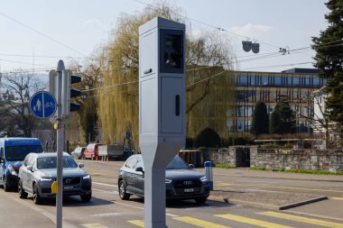 Yol trafiği: hız ve kırmızı ışık radarı bir cihazda, arabalar arka planda duruyor, trafik arttıkça, görüntü radarlara odaklanıyor, insanlar olmadan.
