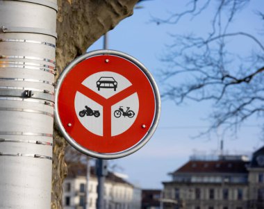 Kırmızı ve beyaz. Arabalar ve motosikletler için geçiş işareti yok. Gündüzleri, insanlar olmadan.