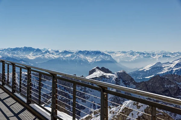 Teras balkon santisi, dağ manzarasına tepeden bakan, parlak güneş ışığı ve bulutsuz gökyüzü ile, İsviçre dağları dünyanın dört bir yanından gelen turistlerin uğrak yeridir.