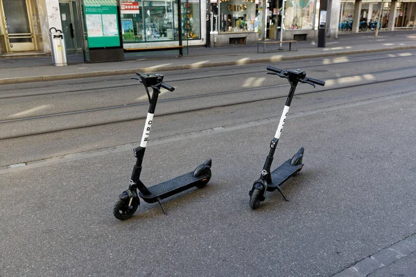 Basel Switzerland Avril 2021 Deux Scooters Électriques Blancs Garés Sur — Photo