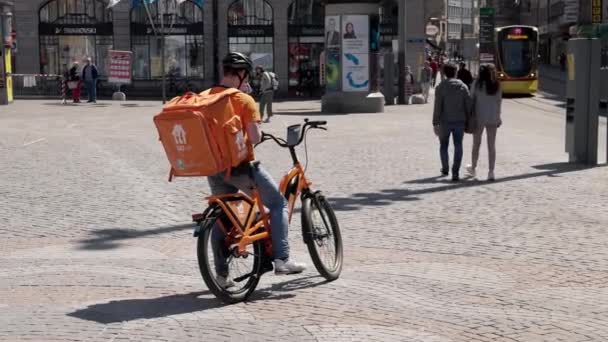 Basel Switzerland Απριλίου 2021 Αγορά Κούριερ Ποδηλάτου Πορτοκαλί Στολή Περιμένει — Αρχείο Βίντεο