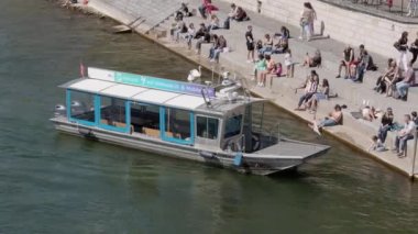 Basel İsviçre, 26 Nisan. 2021: Orta Ren Köprüsü, nehir kıyısı, mavi ve beyaz yolcu feribotu yeni insan ve turistleri almak için nehir kıyısına indi.