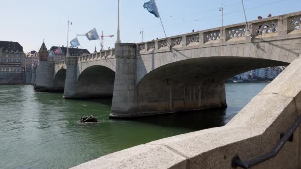 Basel Sviçre Nisan 2021 Orta Ren Köprüsü Yaz Günü Rüzgarda — Stok video