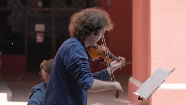 Basel Switzerland April 2021 Historisk Stadshus Baselgård Violinist Spelar Musik — Stockvideo