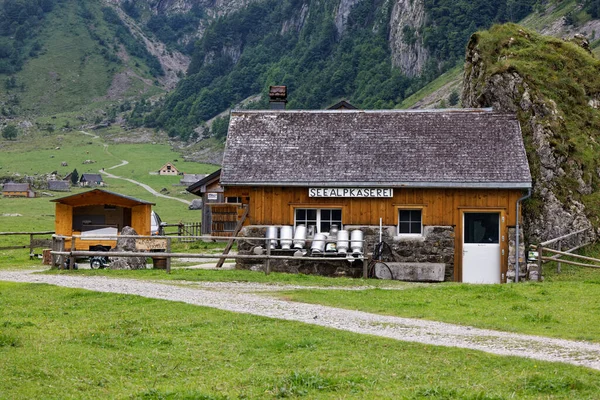 2021年8月19日Seealpsse Switzerland 高山奶酪奶牛场 旧式地建在屋前石墙空空的奶罐旁边 德国阿尔卑斯山乳酪标志 文字翻译 高山奶酪奶牛场 — 图库照片