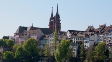 Basel İsviçre, 24 Nisan. 2021: Eski tarihi belediye binası ve eski şehir evleri manzarası, popüler turistik yerler yaz günü insanlar olmadan kapanıyor