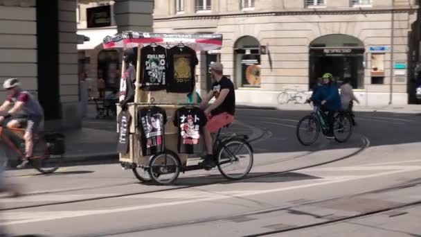 Bazylejska Szwajcaria Kwietnia 2021 Mobilny Podkoszulek Rowerzystą Jadącym Torach Tramwajowych — Wideo stockowe