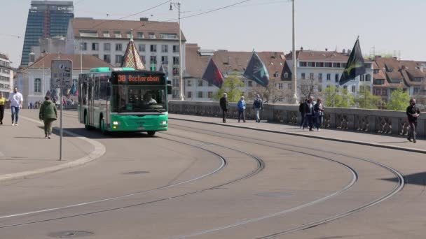 Basel Switzerland April 2021 Mellersta Rhine Bron Grön Stadsbuss Korsar — Stockvideo