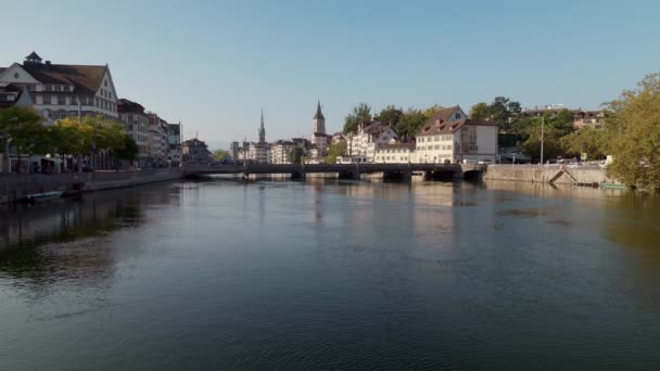 苏黎世瑞士 14年9月 2021年秋天的早晨 在圣彼得和弗拉姆斯特教堂的背景图上 看到了鲁道夫 布伦桥 桥上有瑞士海马特维克建筑 — 图库视频影像