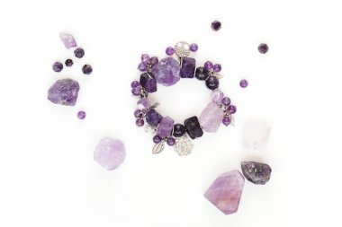 Ametist mineraller mücevher seti. Spa, rahatlama konsepti. Kristal Ayini için şifa taşları, ruhani uygulamalar. modern büyü.