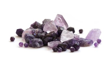 Ametist mineraller mücevher seti. Spa, rahatlama konsepti. Kristal Ayini için şifa taşları, ruhani uygulamalar. modern büyü.