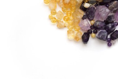 Ametist mineraller mücevher seti. Spa, rahatlama konsepti. Kristal Ayini için şifa taşları, ruhani uygulamalar. modern büyü.