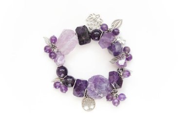 Ametist mineraller mücevher seti. Spa, rahatlama konsepti. Kristal Ayini için şifa taşları, ruhani uygulamalar. modern büyü.