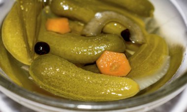 Cam kasede tuzlanmış salatalık..