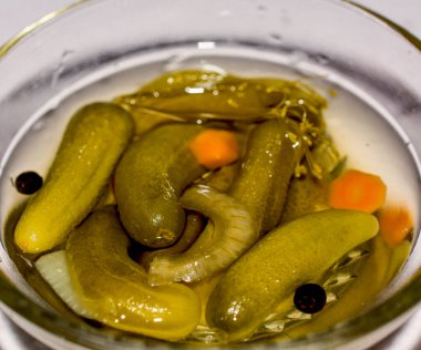 Cam kasede tuzlanmış salatalık..