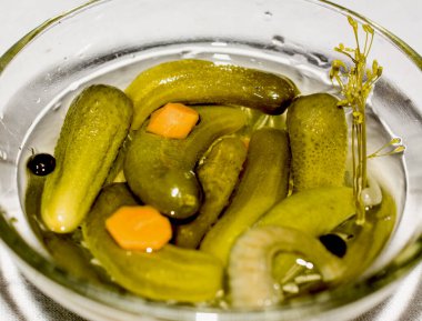 Cam kasede tuzlanmış salatalık..