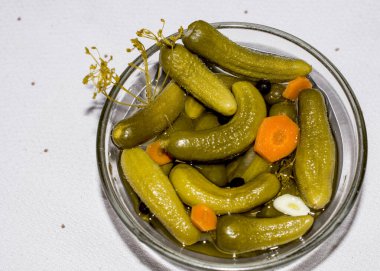 Cam kasede tuzlanmış salatalık..