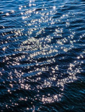 Derin Mavi Okyanus Su Yüzeyi 'nde Parıldayan Güneş Işığı Yansımaları - Meditasyon ve Rahatlama İçin Doğal Işık Bokeh Etkisi. Doğa Arkaplanı