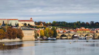 Prag Vltava Nehri Charles Köprüsü Sonbahar Kenti Tekneleri Tarihi Ortaçağ Taşı Kemerleri Çek Tarihi Tarihi Tarihi Tarihi Tarihi Tarihi Tarihi Tarihi Tarihi Köşeler Yavaş Hareket 4K