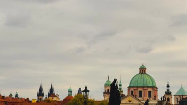 Prag Vltava Nehri Charles Köprüsü Sonbahar Kenti Tekneleri Tarihi Ortaçağ Taşı Kemerleri Çek Tarihi Tarihi Tarihi Tarihi Tarihi Tarihi Tarihi Tarihi Tarihi Köşeler Yavaş Hareket 4K