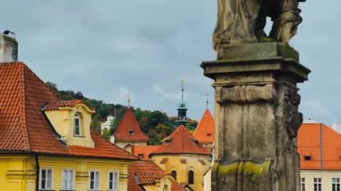 Prag Vltava Nehri Charles Köprüsü Sonbahar Kenti Tekneleri Tarihi Ortaçağ Taşı Kemerleri Çek Tarihi Tarihi Tarihi Tarihi Tarihi Tarihi Tarihi Tarihi Tarihi Köşeler Yavaş Hareket 4K