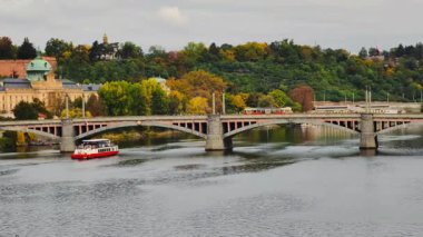 Prag Vltava Nehri Charles Köprüsü Sonbahar Kenti Tekneleri Tarihi Ortaçağ Taşı Kemerleri Çek Tarihi Tarihi Tarihi Tarihi Tarihi Tarihi Tarihi Tarihi Tarihi Köşeler Yavaş Hareket 4K