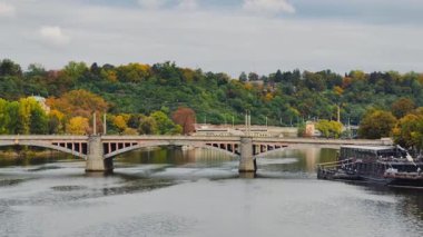 Prag Vltava Nehri Charles Köprüsü Sonbahar Kenti Tekneleri Tarihi Ortaçağ Taşı Kemerleri Çek Tarihi Tarihi Tarihi Tarihi Tarihi Tarihi Tarihi Tarihi Tarihi Köşeler Yavaş Hareket 4K