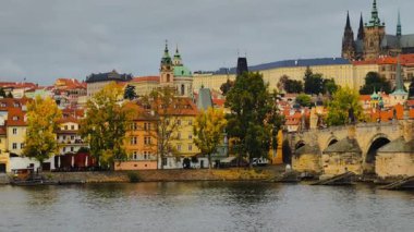 Prag Vltava Nehri Charles Köprüsü Sonbahar Kenti Tekneleri Tarihi Ortaçağ Taşı Kemerleri Çek Tarihi Tarihi Tarihi Tarihi Tarihi Yavaş Hareket Videosu
