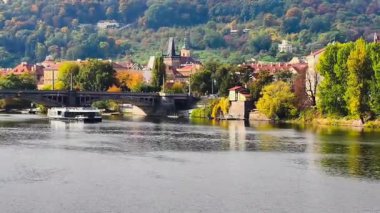 Prag Şatosu St Vitus Katedrali Sonbahar Kenti Yeşil Bakır Döşemeler Tarihsel Mimari Çek Cumhuriyeti Tarihi Yer İmleri Panoramik 4K Video Görüntüsü