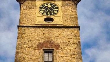 Prag Astronomik Saati Orloj Ortaçağ Kulesi Zodiac Takvim Havarileri Gotik Mimari Yavaş Hareket 4K Video Görüntüleri. Çek Cumhuriyeti