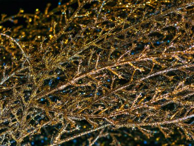 Işıklı altın noel ağacı