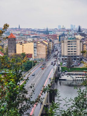 Prag şehrinin panoramik manzarası Vltava Nehri üzerindeki tramvayla gökyüzü, tarihi mimari ve modern binalar, Çek Cumhuriyeti