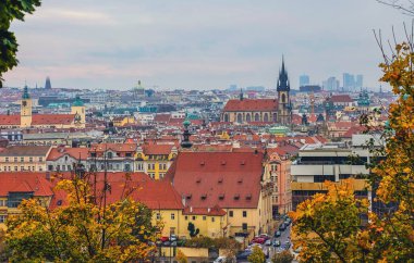 Prag Tarihi Şehir Kilisesi Terracotta Çatıları Çek Cumhuriyeti Şehir Mimarisi Skyline Aerial View Panorama. Ultra Yüksek Çözünürlük