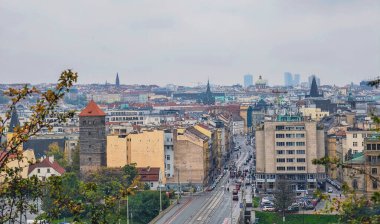 Prag şehrinin panoramik manzarası tramvayla, tarihi mimariyle ve Çek Cumhuriyeti 'ndeki modern binalarla yükselişte. Ultra Yüksek Çözünürlük