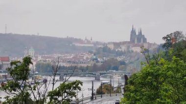Vltava Nehri ve Tarihi Köprüleri ile Çarpıcı Prag Kenti - Ultra Yüksek Çözünürlüklü Seyahat, Turizm ve Kentsel Peyzaj Tanıtımları Videosu