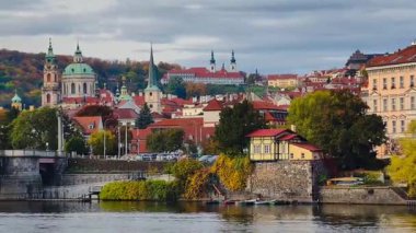 Prag Şehri Tarihi Kubbeleri, Kızıl Çatılar, Vltava Nehri, Sonbahar Ağaçları, Avrupa Mimarisi, Manzaralı Şehir Manzarası, Seyahat İstikameti. 4K
