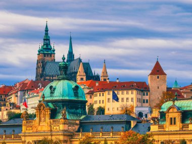Prag Tarihi Şatosu 'nun Sunset View ve Vltava Nehri üzerinde Bakır Çatılı Spires Klasik Avrupa Seyahat Mimarisi Panorama